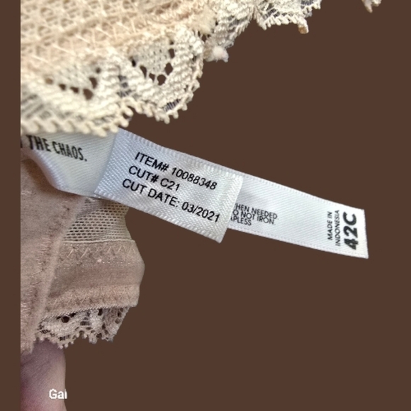 Torrid Beige Lightly Lined Multiway Strapless Bra Size 42C Staps Included EUC - Picture 4 of 16